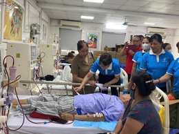 Hội Liên hiệp phụ nữ phường Lĩnh Nam đã tổ chức thăm hỏi, tặng quà cán bộ bị địch bắt tù đày, hội viên khó khăn..