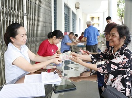 Phường Hà Đông tích cực chi trả tiền quà kỷ niệm Quốc khánh 2/9 cho người dân