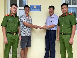 CÔNG AN XÃ HỖ TRỢ CÔNG DÂN NHẬN LẠI SỐ TIỀN CHUYỂN NHẦM