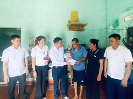 SỞ NÔNG NGHIỆP VÀ MÔI TRƯỜNG HÀ NỘI TẶNG QUÀ HỘ CẬN NGHÈO XÃ YÊN BÀI
