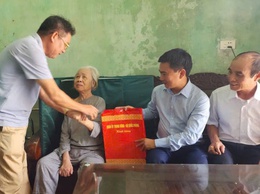 Phường Sơn Tây: Trao quà của Quân ủy Trung ương và Bộ Quốc phòng đến các hộ có hoàn cảnh khó khăn