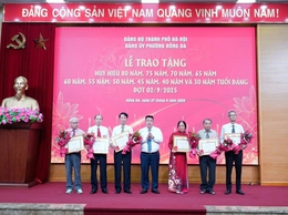Đảng bộ phường Đống Đa tổ chức trao Huy hiệu Đảng đợt 2/9 cho 188 đảng viên lão thành