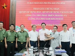 Khương Đình: Trao sổ đỏ đầu tiên sau khi vận hành chính quyền địa phương hai cấp