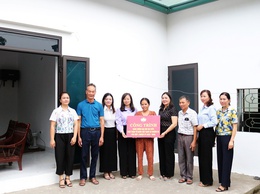 Uỷ ban MTTQ xã Quảng Bị thăm và tặng quà cho hộ cận nghèo ở thôn Lương Xá