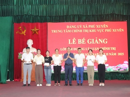 Bế giảng lớp bồi dưỡng lý luận chính trị cho đảng viên mới kết nạp
