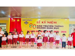 Trường Tiểu học Hoàng Liệt thực hiện lễ chào cờ đầu tiên của năm học mới và tặng quà cho các em học sinh có hoàn cảnh khó khăn