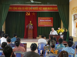 Chủ tịch UBND xã tham dự khai giảng lớp đào tạo nghề tại thôn Nhị Khê