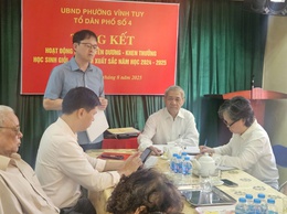 Đồng chí Nguyễn Quang Trung - Bí thư Đảng ủy phường dự sinh hoạt tại chi bộ số 4, phường Vĩnh Tuy