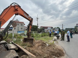 Xã Mê Linh ra quân giải tỏa hành lang an toàn Đê tả sông Hồng