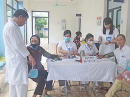 Khám sức khoẻ miễn phí cho nhân dân các vùng ngập úng do ảnh hưởng hoàn lưu cơn bão số 5 trên địa bàn xã năm 2025