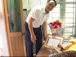 Đồng chí Phó Bí thư Thường trực Đảng ủy trao Huy hiệu 60 năm tuổi Đảng cho Đảng viên xã Minh Cường cũ