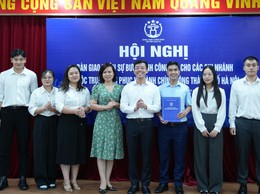 Trung tâm Phục vụ hành chính công Thành phố nhận bàn giao nhân sự Bưu chính công ích