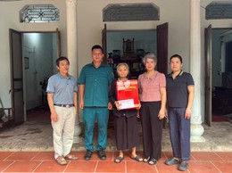 An Khánh: 03 hộ khó khăn được Quân ủy Trung ương - Bộ Quốc phòng tặng quà
