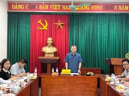 Đồng chí Hồ Trung Nghĩa - Phó Bí thư Đảng uỷ, Chủ tịch UBND xã An Khánh làm việc với Trạm Y tế xã