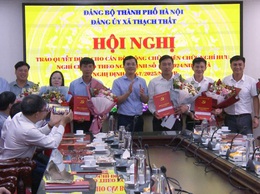 Xã Thạch Thất trao quyết định cho cán bộ, công chức, viên chức nghỉ hưu, nghỉ hưởng chế độ theo Nghị định số 178/2024/NĐ-CP và Nghị đinh số 67/2025/NĐ-CP.