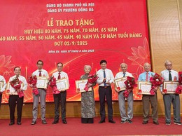 Gần 200 đảng viên phường Đống Đa nhận Huy hiệu Đảng