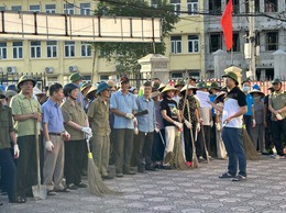Chính quyền xã Đại Thanh ra quân tổng vệ sinh môi trường sáng thứ 7 tại tuyến đường ven sông Tô Lịch
