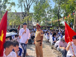Hơn 1.500 học sinh trường THPT Ứng Hòa B tham gia ngoại khóa tuyên truyền pháp luật, phòng chống tệ nạn xã hội và kỹ năng phòng cháy chữa cháy.