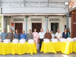 Sư thầy Thích Đàm Thịnh – chùa Thắng Quang trao tặng gạo cho các hộ có hoàn cảnh khó khăn tại thôn Phú Đức