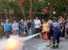 Cư dân chung cư trải nghiệm làm chiến sĩ phòng cháy chữa cháy