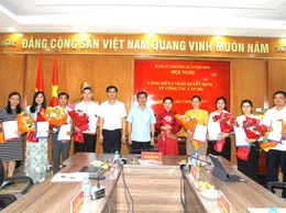 Công bố quyết định điều động cán bộ, công chức của Đảng uỷ - UBND phường Xuân Phương