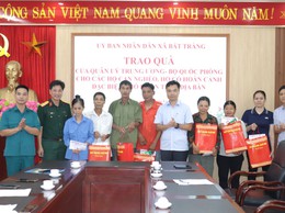 UBND xã Bát Tràng trao tặng 7 suất quà của Quân uỷ Trung ương- Bộ Quốc phòng tới các hộ cận nghèo, hộ có hoàn cảnh khó khăn trên địa bàn xã