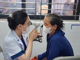 Trạm y tế xã Mê Linh tổ chức khám, tư vấn điều trị các bệnh về mắt cho người dân