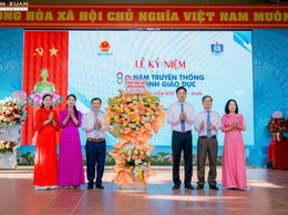 Đồng chí Bí thư Đảng uỷ xã dự Lễ Kỷ niệm 80 năm thành lập Bộ Giáo dục và Đào tạo và khai giảng năm học mới 2025-2026 tại Trường THPT Vạn Xuân