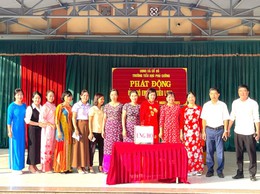 Cán bộ, giáo viên, nhân viên và học sinh Trường Tiểu học Phú Cường chung tay ủng hộ em Đào Kiều Linh