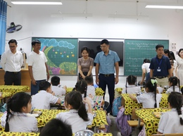 Đồng chí Phó Chủ tịch UBND xã Ngô Văn Hùng kiểm tra  đột xuất công tác tổ chức bữa ăn bán trú tại một số trường Mầm non, Tiểu học trên địa bàn xã