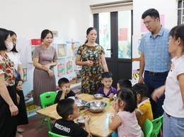 Đồng chí Phó Chủ tịch UBND xã kiểm tra đột xuất công tác bữa ăn bán trú tại các trường học