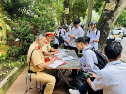 Hà Nội mở tháng cao điểm an toàn giao thông cho học sinh đến trường