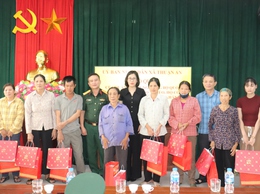 UBND xã Thuận An trao tặng 11 suất quà của Quân uỷ Trung ương- Bộ Quốc phòng tới các hộ cận nghèo, hộ có hoàn cảnh khó khăn trên địa bàn xã