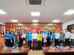 Liên đoàn lao động Thành phố trao Quyết định thành lập Công đoàn phường Đại Mỗ và các Quyết định về công tác cán bộ