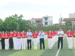 Phụ nữ xã Dương Hoà đồng diễn dân vũ chào mừng 80 năm Quốc khánh 