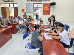 Xã Ba Vì trao quà đến tận tay nhân dân dịp kỷ niệm 80 năm Cách mạng Tháng 8 và Quốc Khánh 02/9