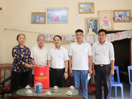Đảng ủy, HĐND, UBND, Ủy ban MTTQ Việt Nam xã Bất Bạt đã tổ chức đoàn đi thăm, tặng quà mẹ Việt Nam anh hùng, người hoạt cách mạng, hoạt động kháng chiến bị địch bắt tù đày trên địa bàn xã.