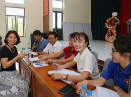 UBND xã Bất Bạt đảm bảo chi trả quà tặng Nhân dân nhanh gọn - minh bạch - tạo điều kiện thuận lợi tối đa cho người dân