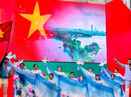 Khương Đình tổ chức Liên hoan văn nghệ và tiếp sóng truyền hình kỷ niệm 80 năm Cách mạng Tháng Tám và Quốc khánh 2/9