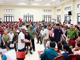 Nhân dân phường Chương Mỹ phấn khởi nhận quà Tết độc lập
