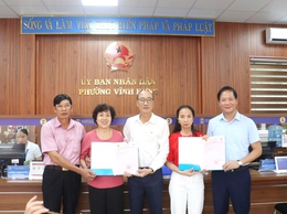 PHƯỜNG VĨNH HƯNG THÀNH PHỐ HÀ NỘI TRAO GIẤY CHỨNG NHẬN QUYỀN SỬ DỤNG ĐẤT 