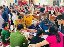 NHÂN DÂN XÃ YÊN BÀI PHẤN KHỞI NHẬN QUÀ TẾT ĐỘC LẬP
