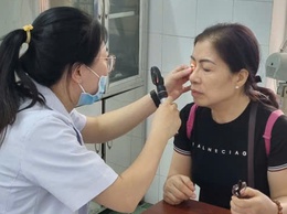 Trạm Y tế phường Hà Đông phối hợp khám sàng lọc các bệnh về mắt cho người dân trên địa bàn phường