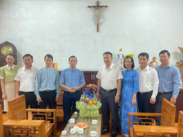 Lãnh đạo Đảng uỷ, UBND xã thăm, tặng quà Giáo xứ Đường Hồng