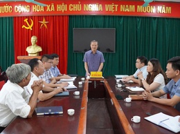 Đồng chí Hồ Trung Nghĩa - Phó Bí thư Đảng uỷ, Chủ tịch UBND xã làm việc với các thôn Đồng Nhân, Đông Lao, La Tinh