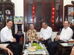 Phó Bí thư Thường trực Thành ủy Hà Nội Nguyễn Văn Phong  thăm hỏi, tri ân gia đình chính sách tại phường Đống Đa