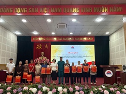 BCH Phòng thủ khu vực 4 tổ chức trao quà của Quân uỷ Trung ương – Bộ Quốc phòng cho 12 hộ cận nghèo và hộ có hoàn cảnh khó khăn trên địa bàn phường Long Biên