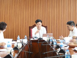 Phó Chủ tịch UBND xã Quang Minh Phạm Anh Tuấn nghe báo cáo tiến độ triển khai một số dự án đầu tư công
