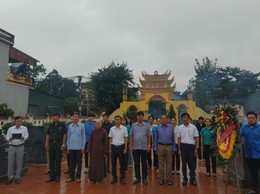 Dâng hương tri ân liệt sĩ trước thềm Đại hội MTTQ xã Tam Hưng