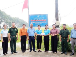 Hội Liên hiệp Phụ nữ xã Hòa Phú gắn biển công trình “Thắp sáng đường quê”